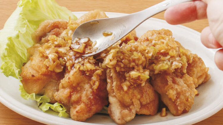 鶏の香味ネギだれ④器にちぎったレタスを敷き、2をのせて3をかける。