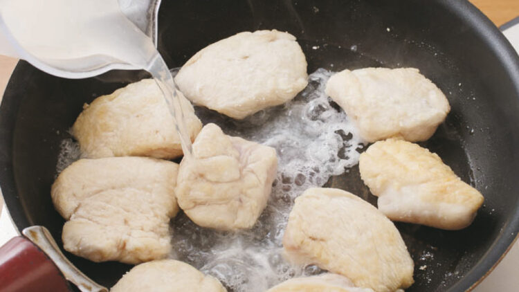 鶏ムネ肉のみぞれ煮 2.フライパンにごま油を入れ中火で熱し、鶏肉を並べる。