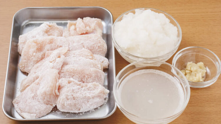 鶏ムネ肉のみぞれ煮 1.鶏肉は一口大のそぎ切りにし、塩をふって片栗粉をまぶす。