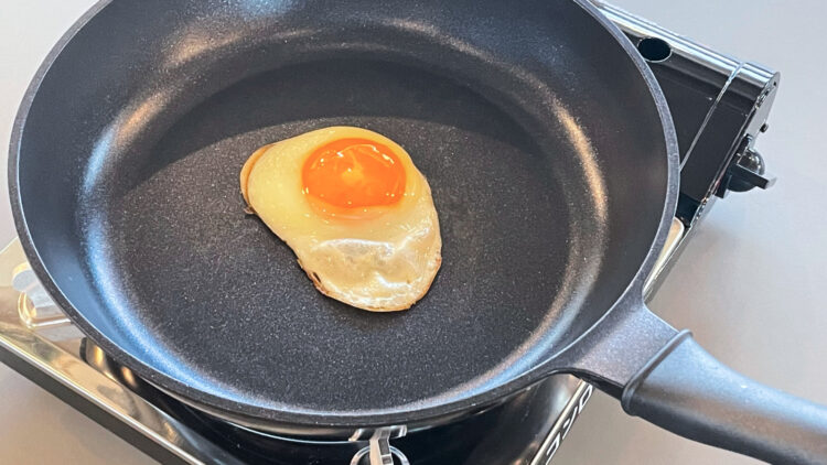 マジかるクック ガス火専用フライパンで目玉焼きを作っている画像