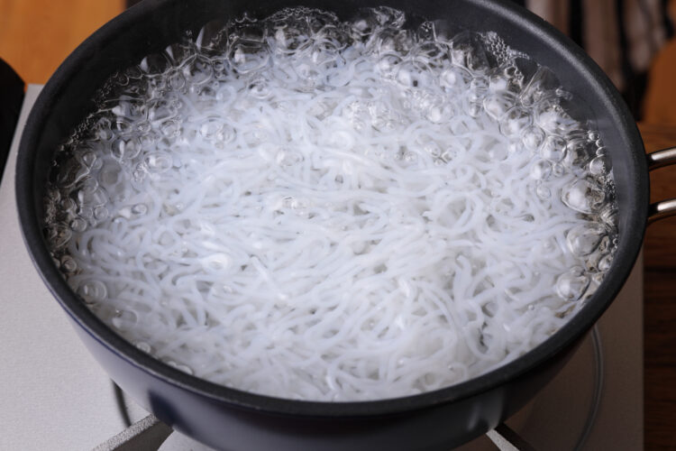 しらたきを下茹でしている様子