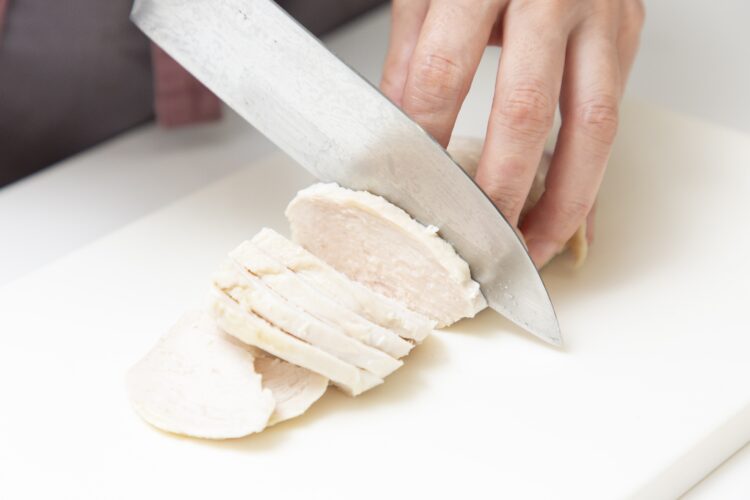 鶏胸肉を薄切りにする