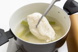 【鶏胸肉の茹で方】しっとり仕上げる方法や保存方法を紹介