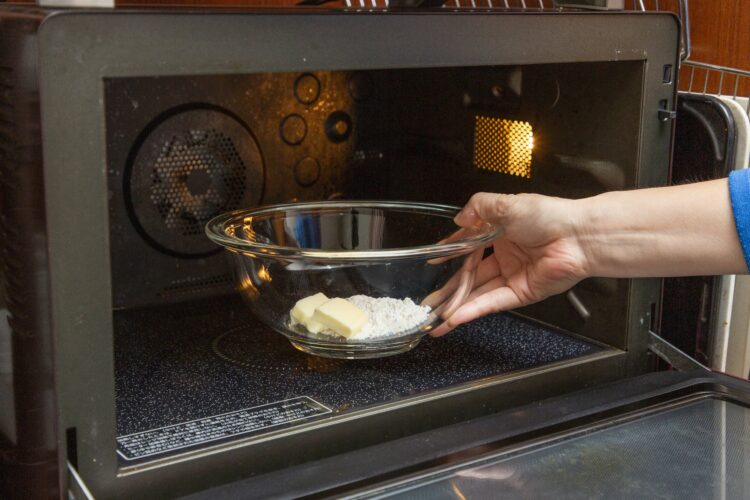電子レンジでバターを溶かす