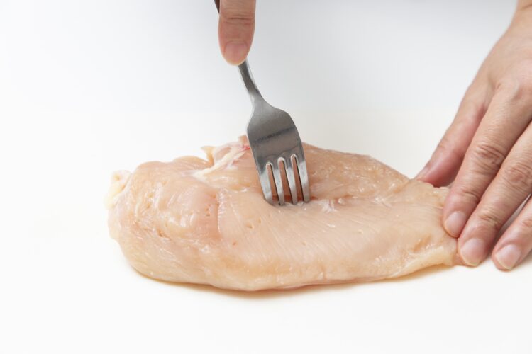 鶏胸肉を常温に戻してフォークで穴をあける