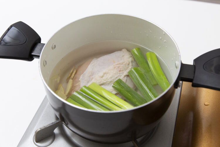 すべての食材を入れて茹でる