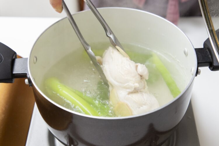 沸騰したら鶏胸肉を裏返し