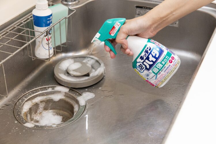 塩素系漂白剤でゴミ受けを洗う