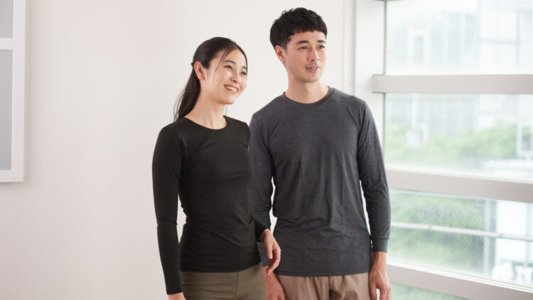 オンフィールを着た男女
