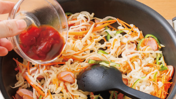 切り干しダイコンのナポリタン炒め　　　　　ニンジンがしんなりしたら、ウインナー、ピーマンを加えて炒める。火が通ったら［A］を加えて炒め合わせる。器に盛り、お好みで粉チーズをふる。