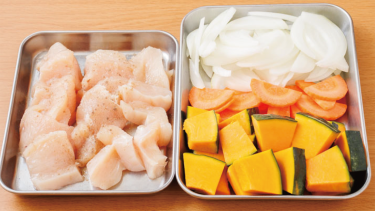 カボチャの具だくさん豆乳シチュー1.鶏肉は一口大のそぎ切りにし、下味用の塩、こしょうをふる。タマネギは薄切り、カボチャは一口大に切り、ニンジンは3〜4mm幅の半月切りにする。
