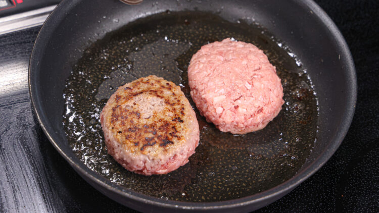 フライパンを火にかけ、弱めの中火で2~3分焼き、片面に焼き色を付ける