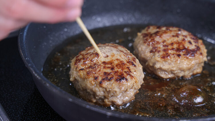 ふたを開け、ハンバーグの中心に竹串を刺して透明な肉汁が出れば完成