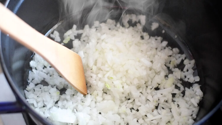 たまねぎを炒めている様子