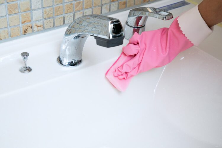 クエン酸スプレーをかけて磨く