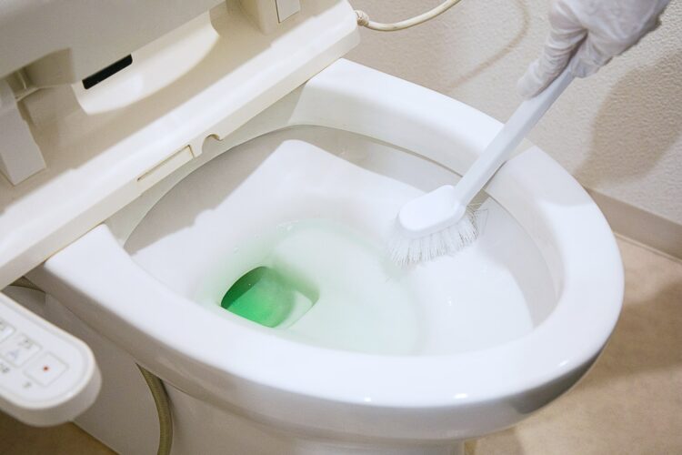 トイレ用ブラシでこすり洗いする