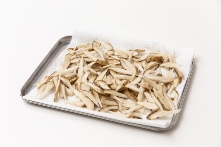 ゴボウの水気を切る