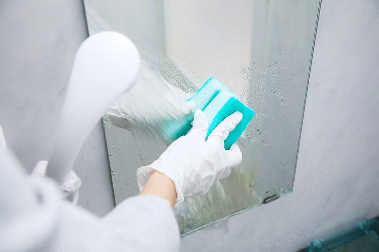 スポンジで洗い流す