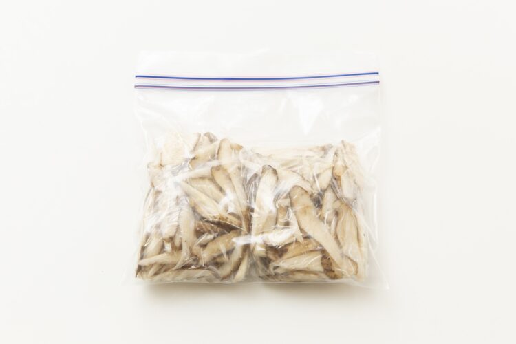 ゴボウを保存袋に入れ冷凍する