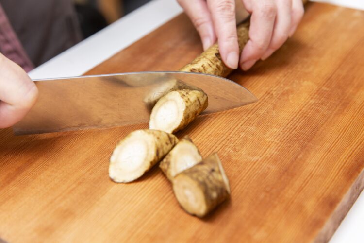 ゴボウをカットする