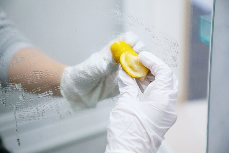 レモンの実や皮でこする