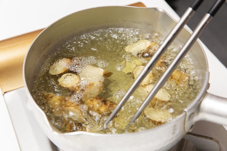 ゴボウを茹でる