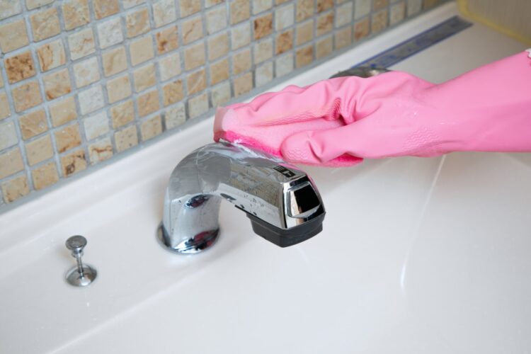 蛇口をスポンジで擦る