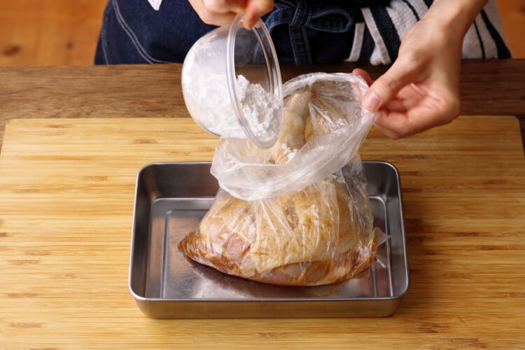 袋の中に片栗粉を加えている様子