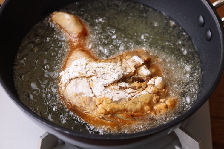 鶏もも肉を揚げている様子
