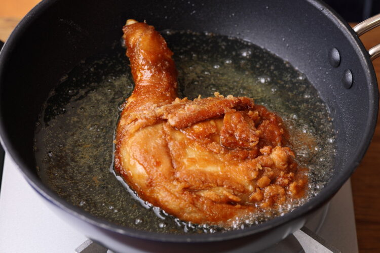 鶏もも肉を揚げている様子