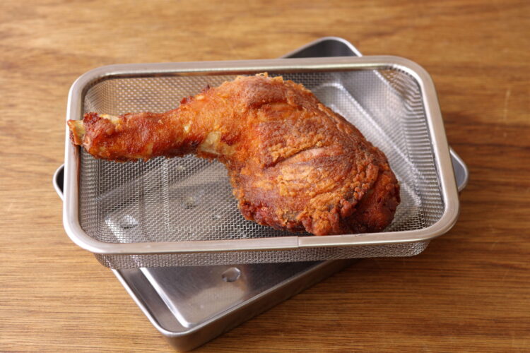 鶏もも肉をバットに引き上げて休ませている様子
