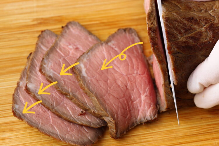 スライスした肉は脇に倒し、重ねる