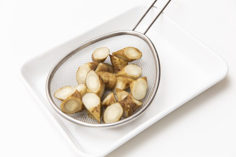 ゴボウの粗熱をとる