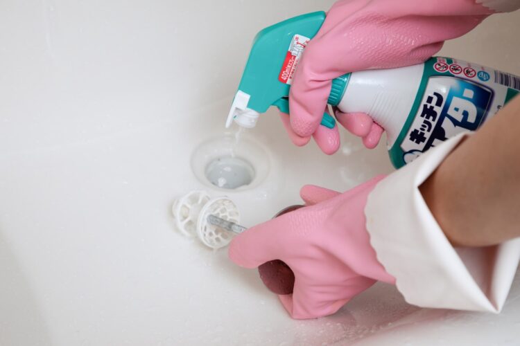 塩素系漂白剤を吹きかける