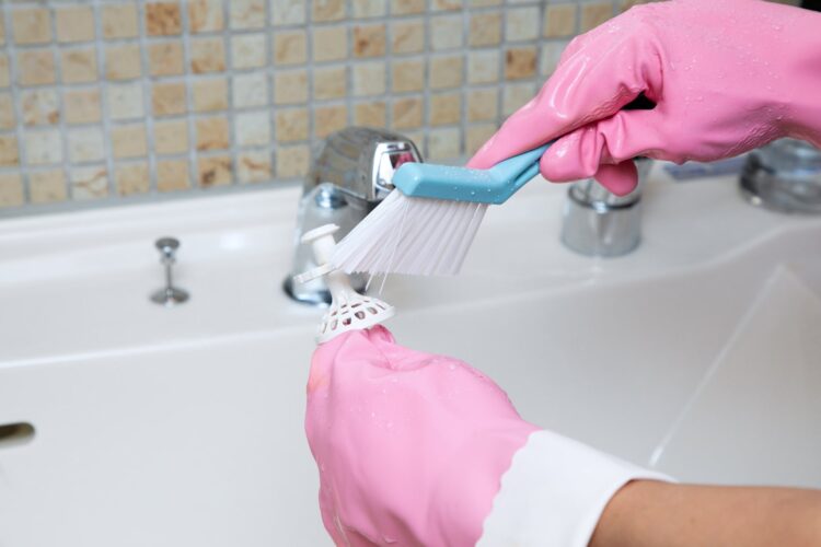 ゴミ受けを磨く