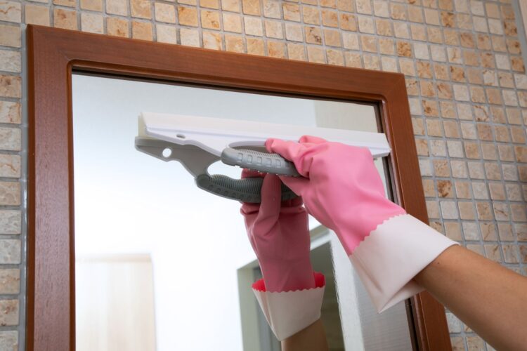 スクイージーで水気を取る