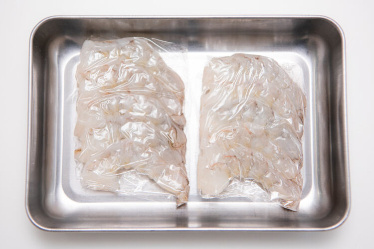 ステンレスのトレイで急速冷凍する