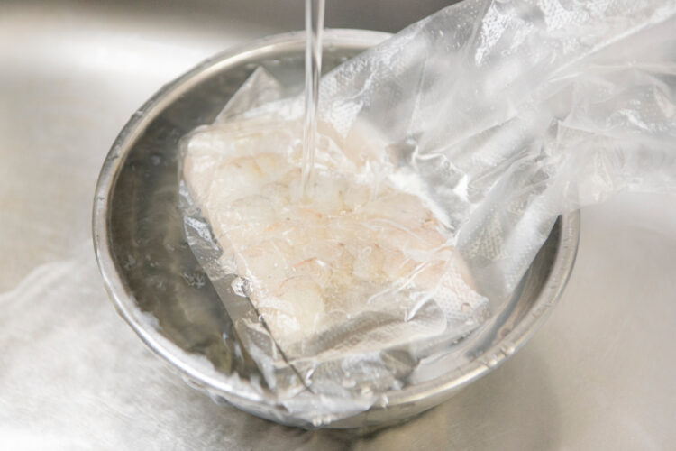 流水で解凍する