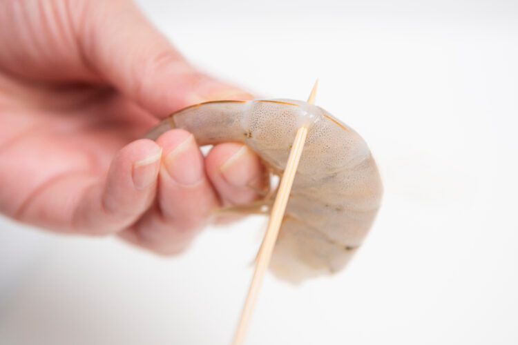 殻付きエビは竹串を刺す