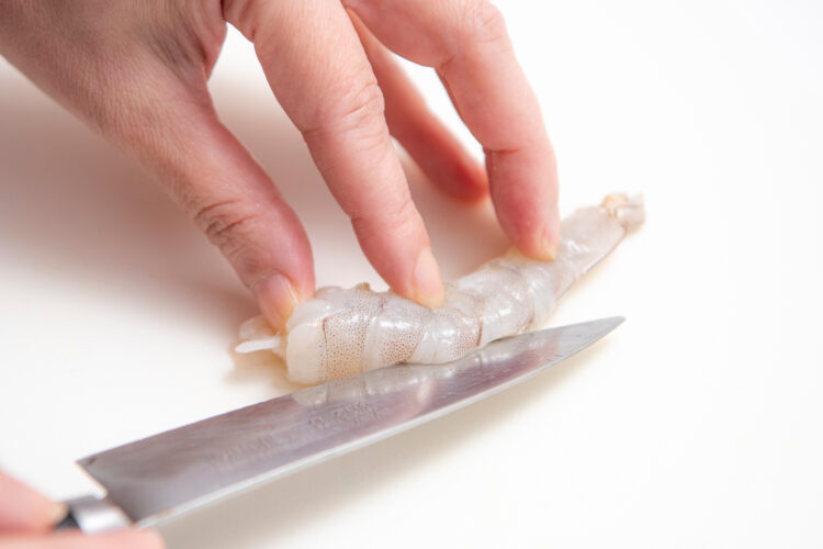 むきエビは背に切り込みを入れる