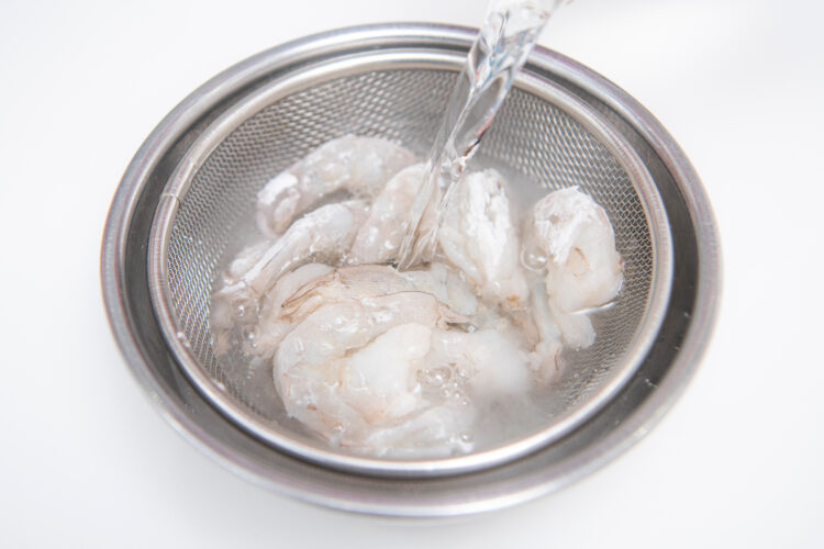 水で粉を洗い流す