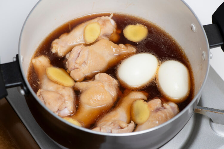 煮汁と茹で卵を加えて煮る