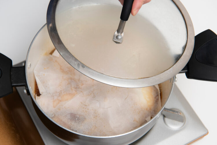 オーブンシートなどで落し蓋をする