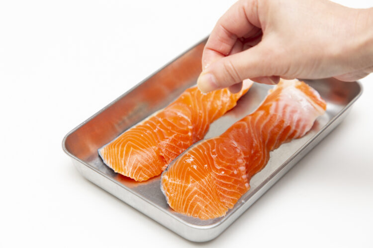 鮭に下味をつける