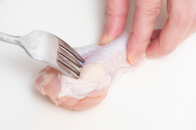 手羽元にフォークで穴を開ける