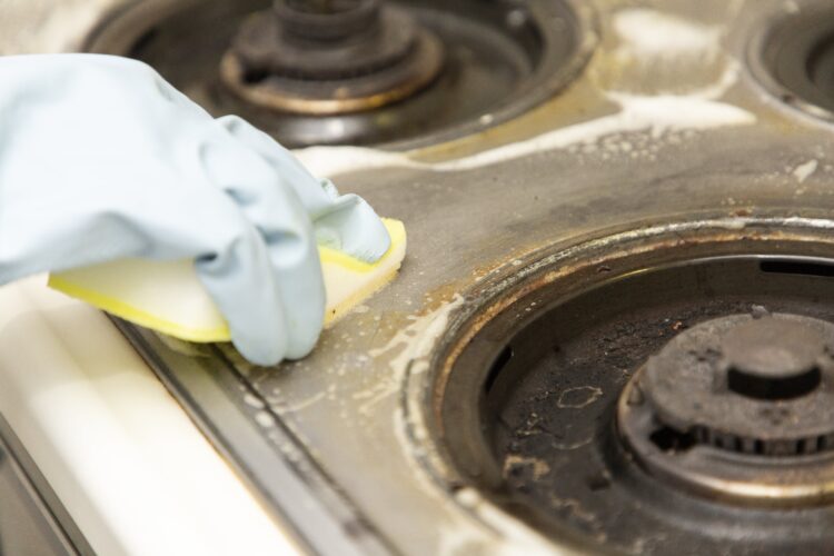 スポンジでこする