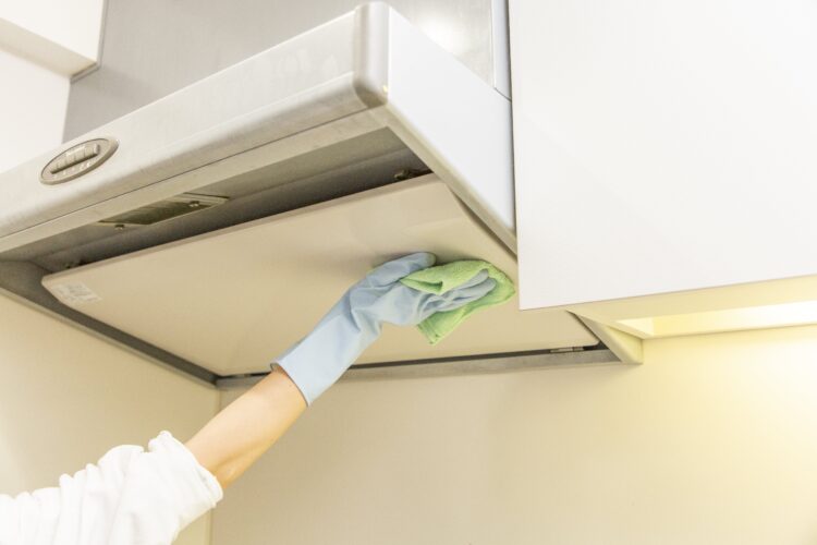 レンジカバーを拭く