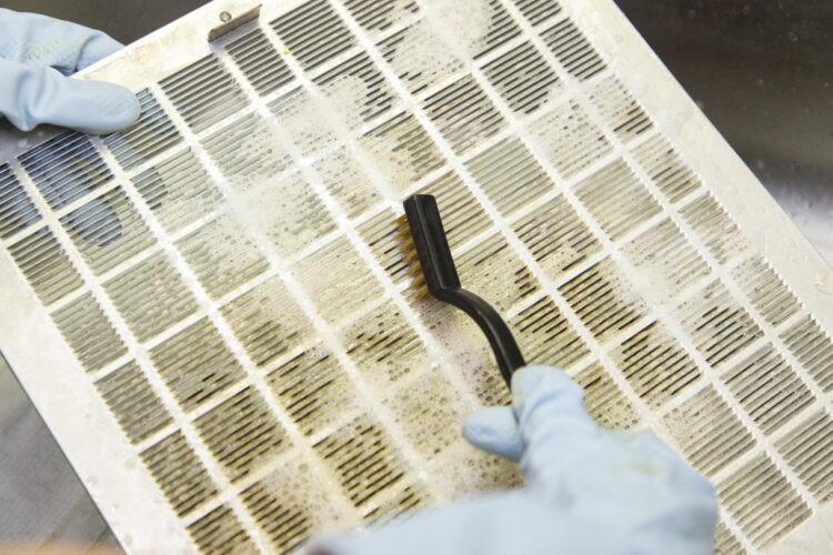 サッシブラシでこする