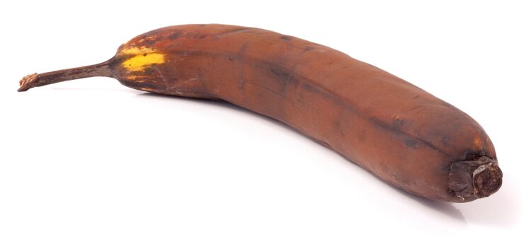 皮が茶色くなったバナナ