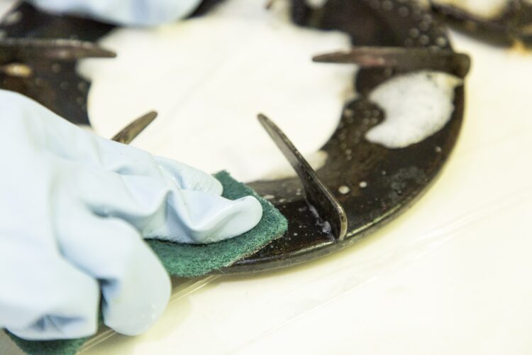 焦げ取りスポンジでこする